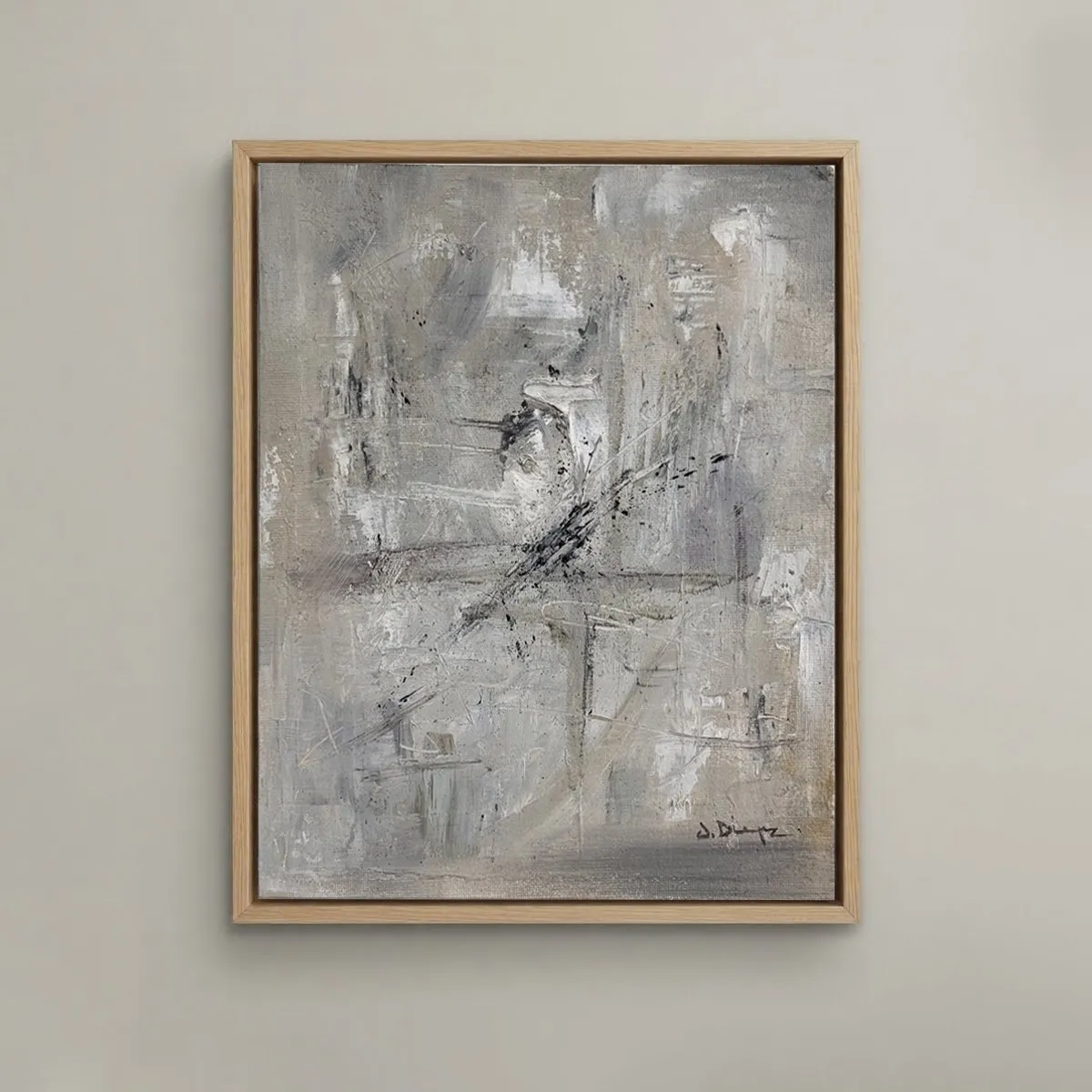 Obra abstracta en grises y blancos con un gesto negro central expresivo