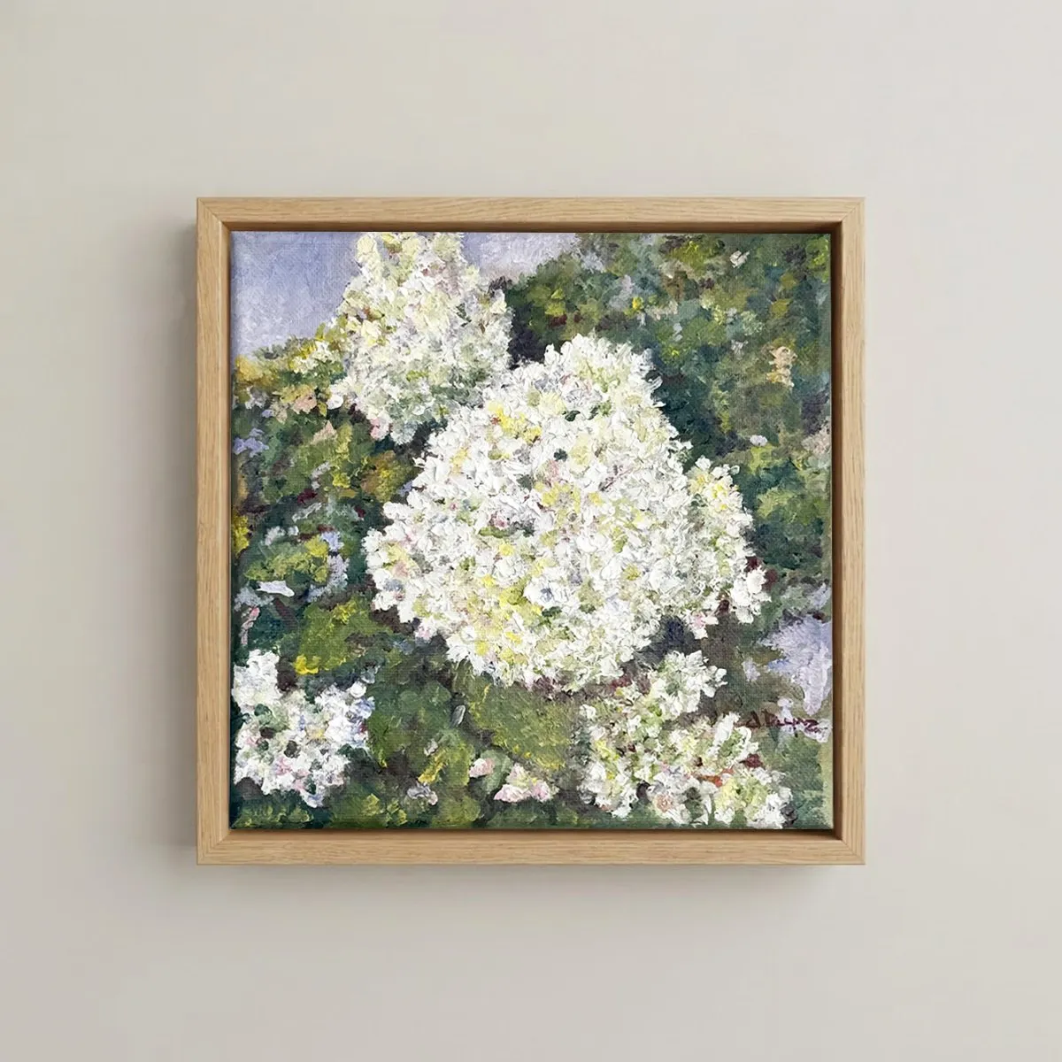 Obra en óleo de hortensias blancas con empaste sobre un fondo de verdes y luz