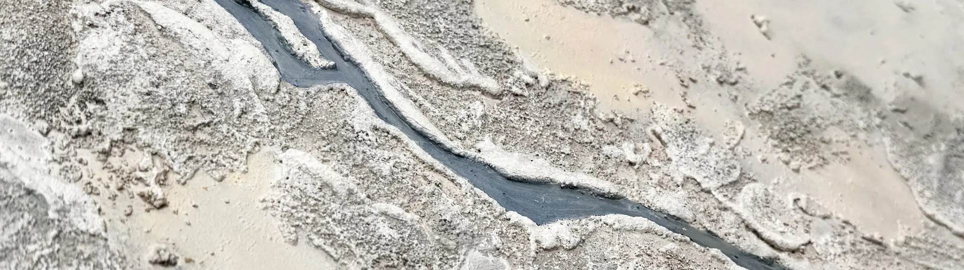 Detalle de la textura de una obra de Jéssica Domínguez, con relieve y una veta azul