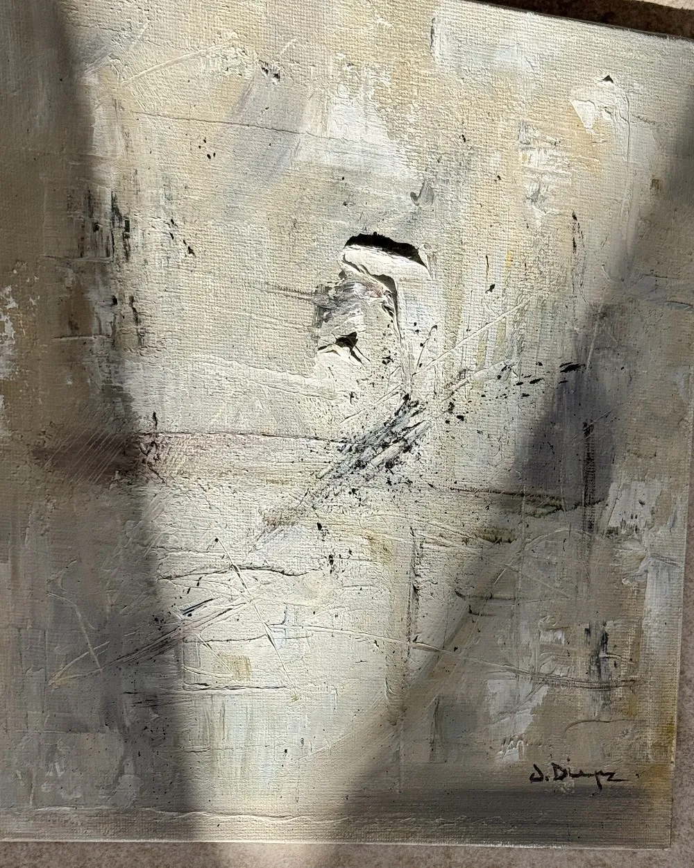 Obra abstracta vertical en greige y crema con un gesto negro central y salpicaduras